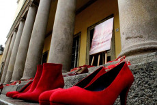In occasione della giornata mondiale contro la violenza sulle donne, il teatro Regio di Parma ha posizionato sugli scalini dell'ingresso alcune scarpe rosse
