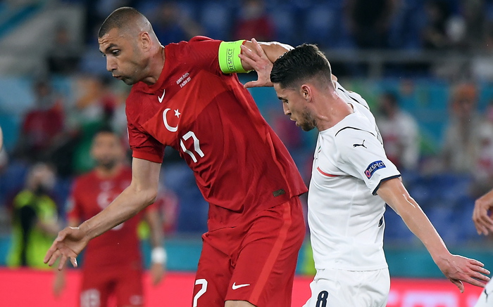 Jorginho in azione nella partita vinta dall'Italia per 3-0 contro la Turchia.