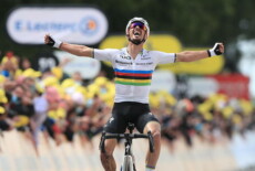 Julian Alaphilippe taglia il traguardo della prima tappa del Tour de France