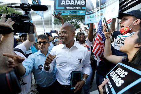 Eric Adams (C) arriva allo studio di CBS television per il terzo dibattito nelle primarie democratiche per la corsa a sindaco di New York.