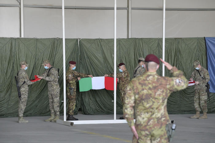 La cerimonia di ammaina-bandiera che segna la fine della missione italiana in Afghanistan
