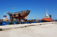 Migranti, ad Augusta il relitto-monumento.