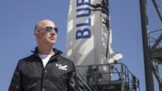 Jeff Bezos, fondatore di Amazon con al fondo la navetta sua azienda spaziale Blue Origin, nei dintorni di Seattle, USA.