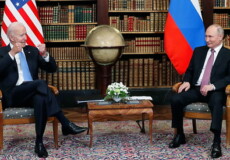 Biden e Putin posano per i fotografi durante il vertice a Ginevra.