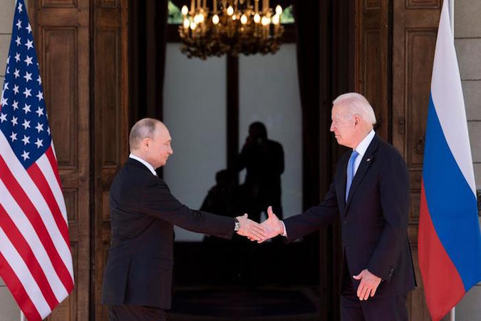 La stretta di mano tra Joe Bine e Vladimir Putin a Ginevra.