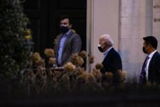 Il presidente americano Joe Biden arriva alla chiesa cattolica della Santissima Trinitá in Georgetown, Washington, DC,