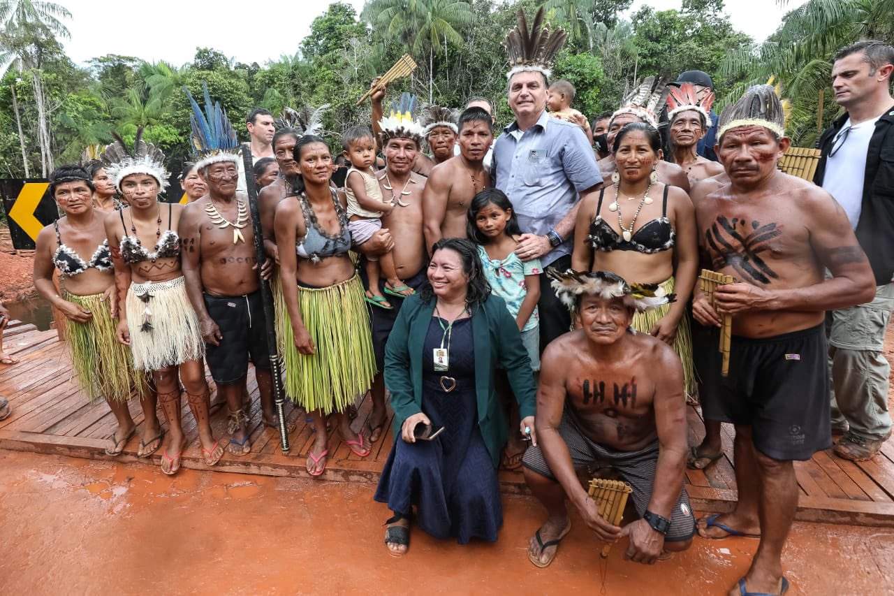 Foto del presidente del Brasile Jair Bolsonaro insieme a indigeni dell'Amazonas, postata dal capo di stato brasiliano su Twitter.