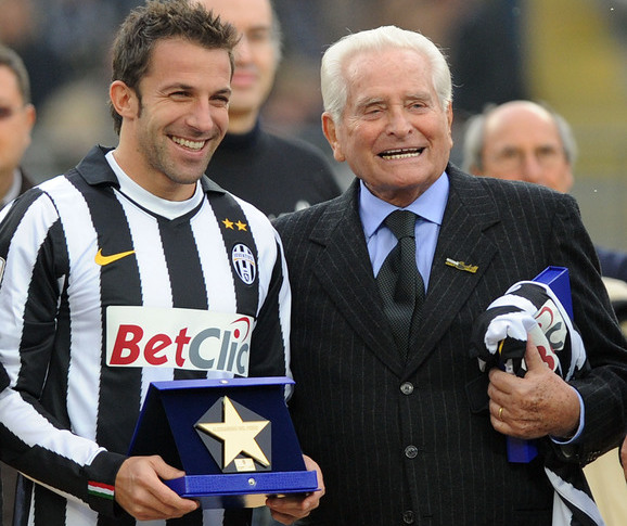 In una foto d'archivio Giampiero Boniperti e Alessandro Del Piero per il premio "Accendi una stella" il 7 novembre 2010 allo stadio Olimpico di Torino.