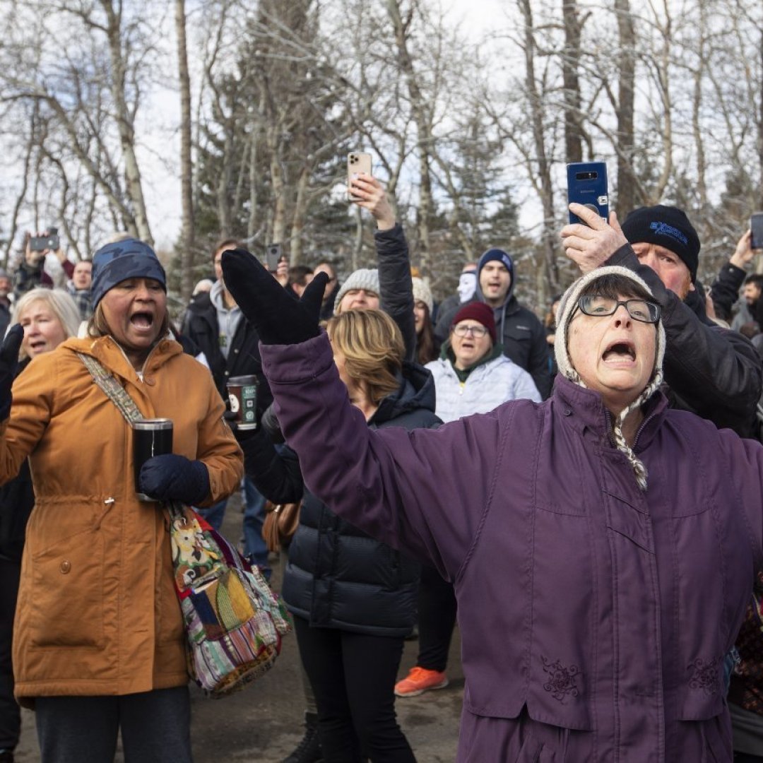 Cittadini protestano contro la chiesa in Canada.