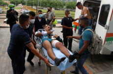 In un'iummagone d'archivio, personale sanitario trasporta un soldato ferito nell'attentato con autobomba in Cucuta al centro medico Duarte.