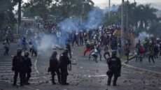Scontri tra polizia e manifestanti durante le manifestazioni in Colombia.