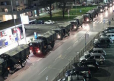 La colonna di camion militari carichi di bare lascia Bergamo