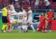 Festeggiano i danesi la vittoria sul Galles che li parta ai quarti di Euro2020.