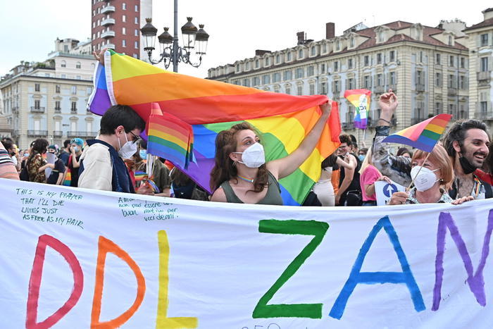Un momento della manifestazione Pride 'Per la legge Zan e molto di pi˘: non un passo indietro', a Torino