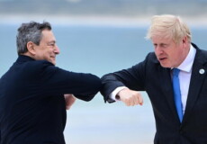 Il premier Mario Draghi e il suo omologo britannico Boris Johnson si salutano con un tocco di gomito nel summit del G7.