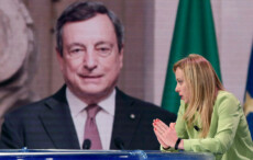La presidente di Fratelli d'Italia, Giorgia Meloni, intervistata a Porta da porta, sullo sfondo il presidente del Consiglio, Mario Draghi.