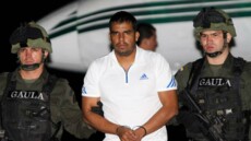 Il narcotrafficante e paramilitare Alexánder Montoya ésuga, alias “El Flaco”, in manette tra due custodi della polizia.