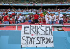 Uno striscione dei tifosi danesi con la scrtitta "Ericksen, tieni duro"