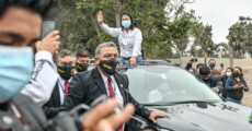 Keiko Fujimori arriva al centro di exit-poll in Lima.