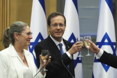Il presidente eletto d'Israele, il laburista Isaac Herzog e sua moglie Michal festeggiano la nomina del Knesset