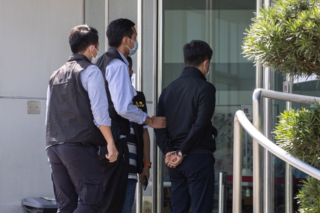 L'editore capo del quotidiano Apple Daily viene arrestato da agenti di polizi di Hong Kong.