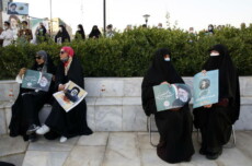 Alcune donne che sostengono la candidatura di Ebrahim Raisi di fronte ad un seggio elettorale.