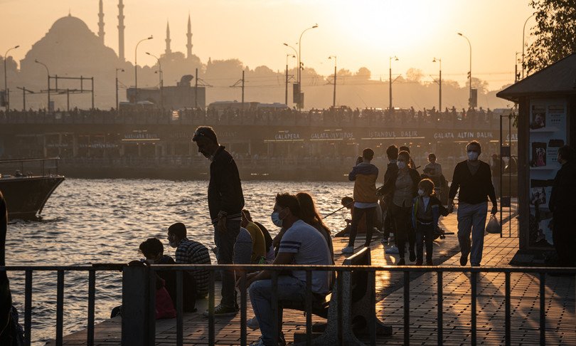 Cittadini di Istanbul su una banchina nel Corno d'Oro.