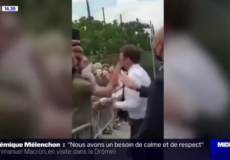 Uno screen shot tratto dal video dell'uomo che schiaffeggia Macron.