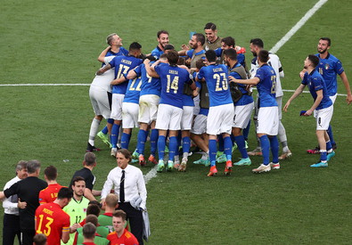 Mancini a bordo campo con gli azzurri stretti in un abbraccio alle spalle.
