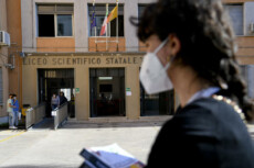 Studenti impegnati nell'esame di maturità attendono il loro turno all'esterno del liceo Mercalli di Napoli,