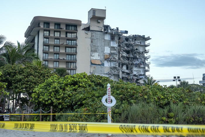 Un'immagine del palazzo crollato parzialmente a Miami.