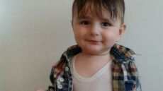Il bimbo curdo morto un anno fa nel canale della Manica. Artin., Una immagine tratta dal profilo Twitter di BBC Breaking News,