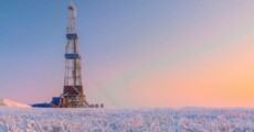 Trivellazione di un pozzo di petrolio nell'Artico.