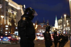 Agenti della polizia russa bloccano una strada durante una manifestazione dell'opposizione.