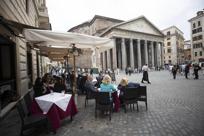 Seduti al ristorante in piazza del Pantheon a Roma.