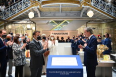 Il capo della multinazionale francese LVMH Bernard Arnault (D) ed il presidente francese Emmanuel Macron (S) applaudono dopo aver develato la targa applaudono dopo aver develato la targa del iconico magazino "La Samaritaine" durante la ceremonia di inaugurazione del monumentale opera.