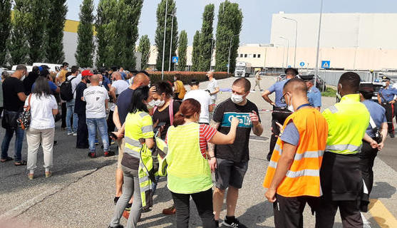 Il presidio di lavoratori della logistica davanti ai cancelli della Lidl dove un sindacalista è morto investito da un camion a Biandrate (Novara), 18 giugno 2021.