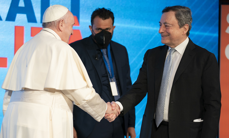 Stretta di mano tra Papa Francesco e il Presidente del Consiglio Mario Draghi durante i recenti Stati Generali della Natalità.
