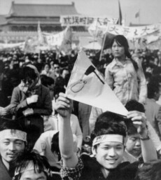 Un dimostrante sventola una bandierina con un martello che rome una bottiglia durante la manifestazione per chiedere le dimissioni del premier Deng Xiaoping in una foto d'archivio.