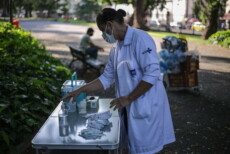 Una infermiera prepara il vaccino anti Covid-19 in un parco a Rio de Janeiro.