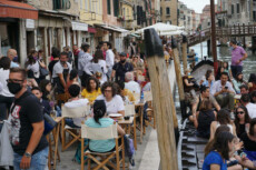 Persone che prendono l'aperitivo a Venezia in una recente immagine