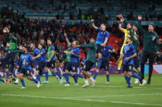 Gli Azzurri salutano i tifosi sugli spalti di Wembley dopo la vittoria sulla Spagna in semifinale Euro 2020.