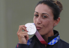 Diana Bacosi mostra la medaglia d'argento