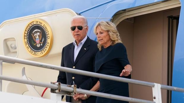 Joe Biden y la moglie Jill sbarcano dal Air Force One al Aeroporto di Miami.