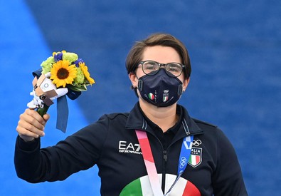 Lucilla Boari, sul podio con il mazzatto di fiori e la medaglia di bronzo.