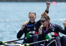 Federica Cesarini e Valentina Rodini con la medaglia d'oro nel doppio pesi leggeri del canottaggio.