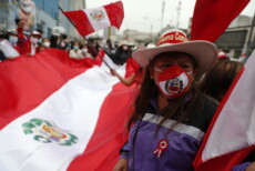 Seguitori del presidente Pedro Castillo assistono alla cerimonia di insediamento al potere alle porte del Congreso in Peru.