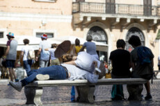 In relax su una panchina a Roma.