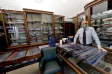 Maurizio Marinella, proprietario dell'omonimo marchio di cravatte, nel suo negozio di Napoli.