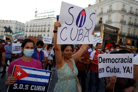 Una manifestazione conjtro la dittatura cubana, a Madrid.